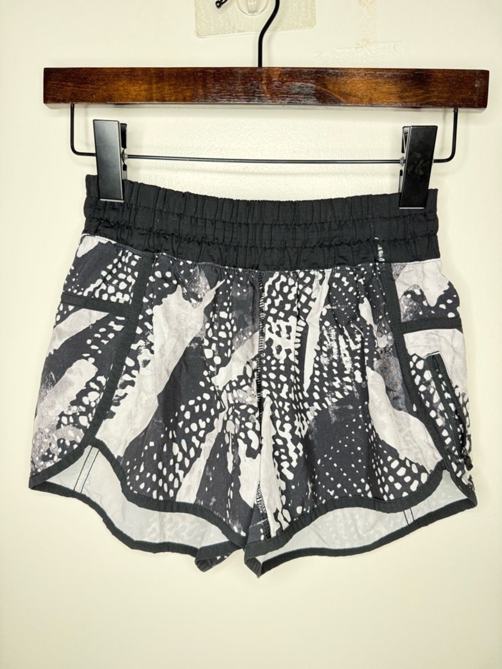 Lululemon Tracker Short III 4-way Stretch
Static Mist White Black / Size 4